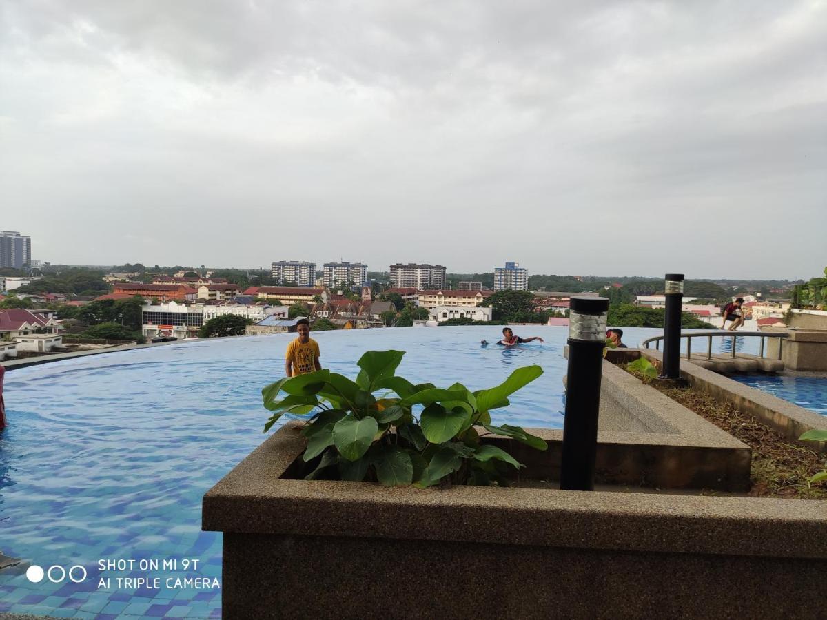 Dperdana -Dinies Pool,Wifi, Centre Of Kota Bharu, 4-5 Pax Apartman Kültér fotó